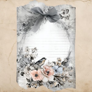 Puede incluir: Una tarjeta decorativa de estilo vintage con un lazo gris en la parte superior. La tarjeta presenta un arreglo floral con flores rosas y azules, un peque&ntilde;o p&aacute;jaro y un fondo de madera envejecida. La tarjeta tiene un &aacute;rea rayada para escribir.