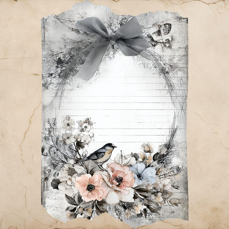 Puede incluir: Una tarjeta decorativa de estilo vintage con un lazo gris en la parte superior. La tarjeta presenta un arreglo floral con flores rosas y azules, un peque&ntilde;o p&aacute;jaro y un fondo de madera envejecida. La tarjeta tiene un &aacute;rea rayada para escribir.