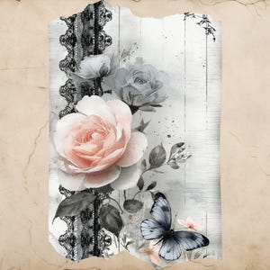 Puede incluir: Ilustraci&oacute;n en acuarela con una gran rosa rosa, rosas grises y una mariposa azul. Encaje negro acent&uacute;a el lado izquierdo de la imagen, con un fondo envejecido de estilo vintage. La obra de arte tiene un tema floral rom&aacute;ntico.