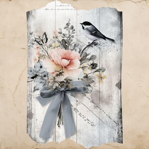 Puede incluir: Un ramo floral con una peon&iacute;a rosa, flores azules y amarillas, y una cinta gris. Un p&aacute;jaro blanco y negro se posa en una rama sobre las flores. El fondo es un panel de madera envejecida y desgastada con escritura.