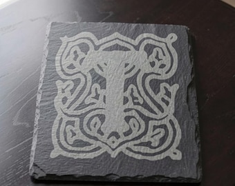 Op maat gegraveerde leistenen onderzetter | Gepersonaliseerde monogramtegel | Jouw ontwerp lasergegraveerd | Letterkunstcadeau in Keltische stijl