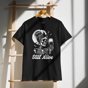 Camiseta de vino para mujer, divertida, para beber, regalo de cumpleaños para ella, regalo para compañera de trabajo, camiseta de esqueleto, camiseta de calavera, camiseta Still Alive, camiseta gótica, oscura