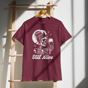 Camiseta de vino para mujer, divertida, para beber, regalo de cumpleaños para ella, regalo para compañera de trabajo, camiseta de esqueleto, camiseta de calavera, camiseta Still Alive, camiseta gótica, oscura