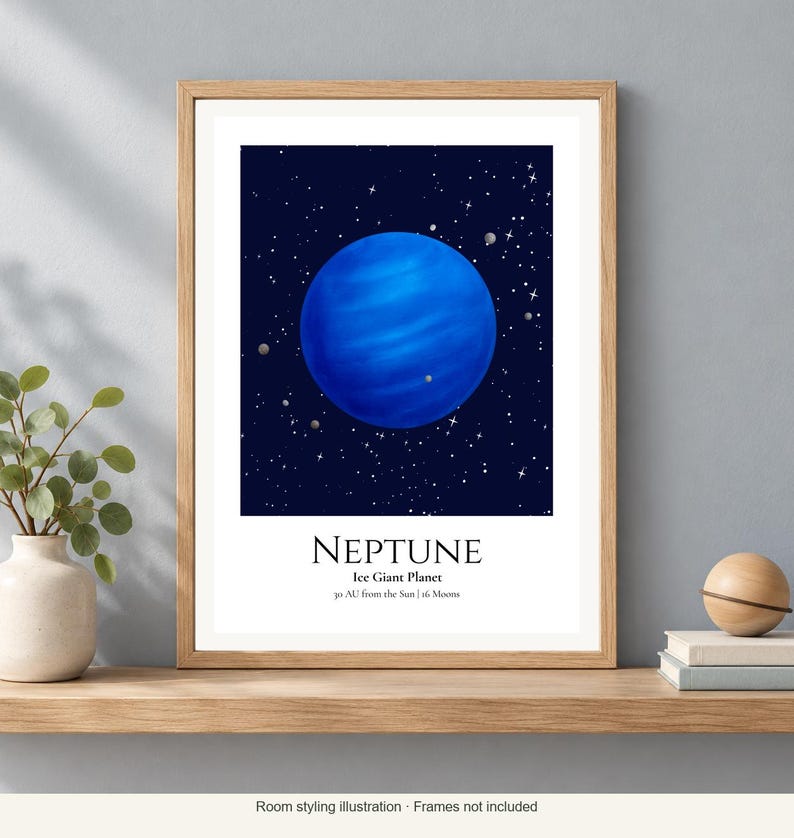 Puede incluir: Una l&aacute;mina de arte mural enmarcada con una ilustraci&oacute;n azul intenso del planeta Neptuno sobre un fondo estrellado oscuro. El texto dice NEPTUNE, Ice Giant Planet, 30 AU from the Sun | 16 Moons. La l&aacute;mina est&aacute; en un marco de madera clara.