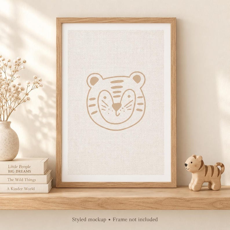 Pu&ograve; includere: Una stampa artistica incorniciata con un'illustrazione a linee color beige di un muso di tigre centrata su uno sfondo testurizzato bianco sporco. La cornice in legno circonda la stampa, che mostra una testa di tigre stilizzata con orecchie tonde.