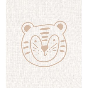 Pu&ograve; includere: Una stampa rettangolare con un disegno a linee beige chiaro di un muso di tigre centrato su uno sfondo bianco sporco testurizzato. L'illustrazione della tigre include orecchie arrotondate, strisce orizzontali sulla fronte, baffi e un piccolo naso.