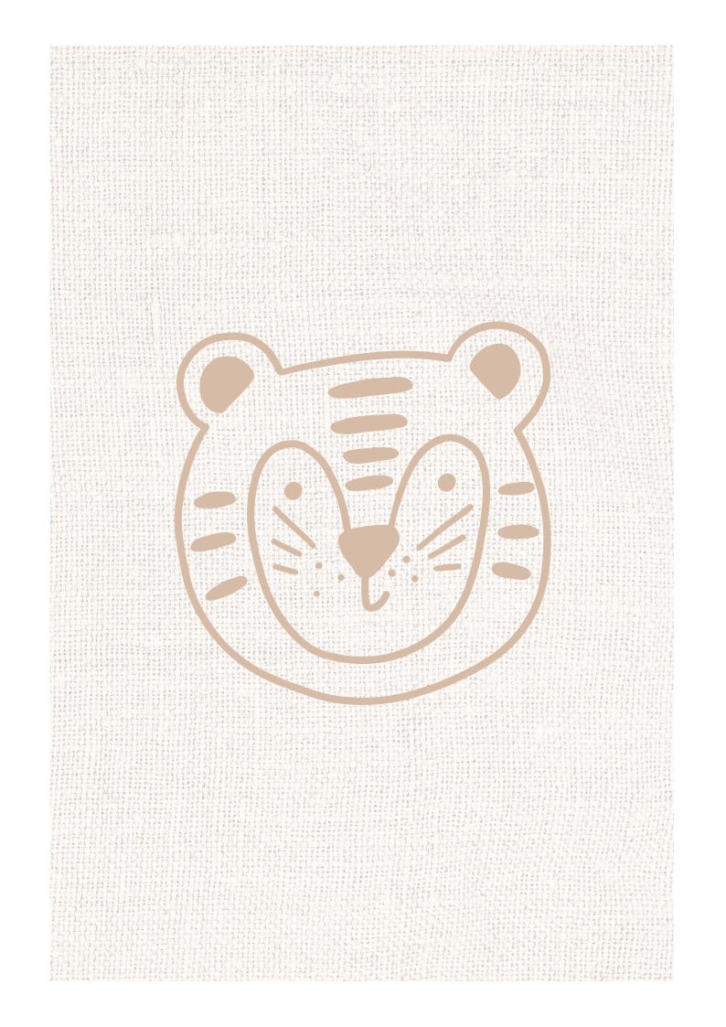 Pu&ograve; includere: Una stampa rettangolare con un disegno a linee beige chiaro di un muso di tigre centrato su uno sfondo bianco sporco testurizzato. L'illustrazione della tigre include orecchie arrotondate, strisce orizzontali sulla fronte, baffi e un piccolo naso.