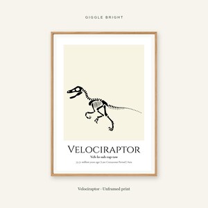 Puede incluir: Una l&aacute;mina de pared enmarcada con la silueta negra de un esqueleto de Velociraptor sobre un fondo crema. El texto incluye GIGGLE BRIGHT, VELOCIRAPTOR, pronunciaci&oacute;n fon&eacute;tica, 75-71 million years ago, Late Cretaceous Period, Asia y Unframed print.