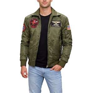 Puede incluir: Un juego de tres tazas de cerámica con un acabado mate moteado. Las tazas son de color crema, gris claro y gris oscuro. Cada taza tiene un diseño simple y minimalista y un asa redondeada.