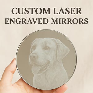Może przedstawiać: Okrągłe lustro z grawerowanym laserowo wizerunkiem psa. Lustro jest trzymane w dłoni i zawiera tekst "CUSTOM LASER ENGRAVED MIRRORS" oraz "TINY TIMBER STUDIOS". Jest to przedmiot dekoracyjny.