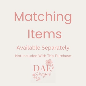 K&ouml;nnte beinhalten: Eine hellbeige Grafik mit rosafarbenem Text, der Matching Items Available Separately -Not Included With This Purchase- lautet, sowie ein Logo am unteren Rand mit dem Text DAE Designs und einer kleinen rosa Blumenillustration mit Blattstielen.