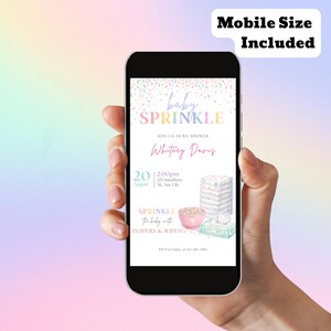 Peut inclure: Un smartphone affiche une invitation &agrave; une baby shower avec le texte "baby SPRINKLE". L'invitation pr&eacute;sente des couleurs pastel, des confettis et des illustrations de couches, de lingettes et d'un bol. Le t&eacute;l&eacute;phone est tenu sur un fond doux et color&eacute;.