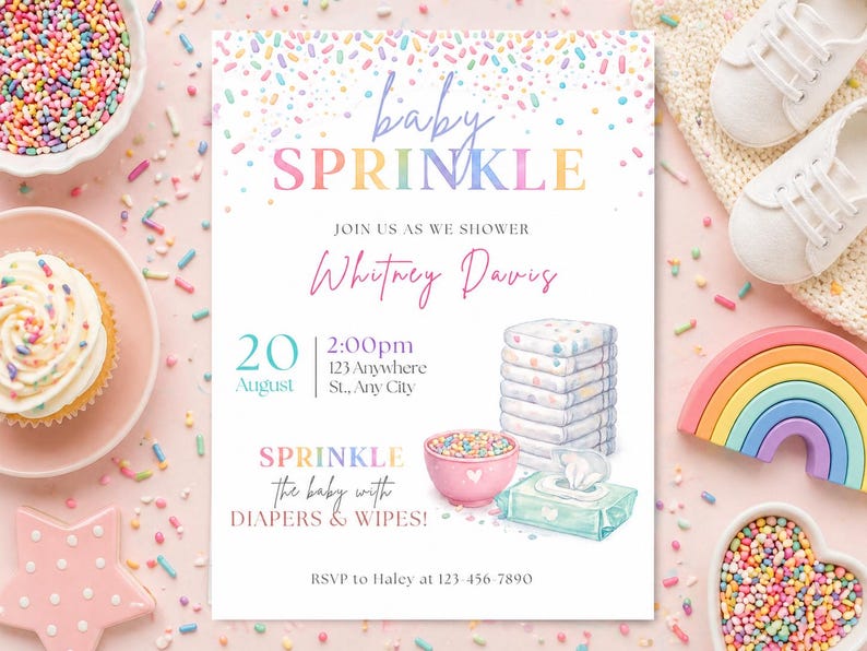 Peut inclure: Une invitation &agrave; une baby shower avec les mots "baby SPRINKLE" en couleurs pastel. L'invitation comprend les d&eacute;tails de l'&eacute;v&eacute;nement, ainsi que des illustrations &agrave; l'aquarelle de couches, de lingettes et d'un bol de vermicelles. L'invitation est entour&eacute;e de cupcakes, de vermicelles et de chaussures de b&eacute;b&eacute;.