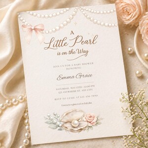 Könnte beinhalten: Eine Babyparty-Einladung mit dem Text "A Little Pearl is on the Way". Die Einladung zeigt ein Aquarelldesign mit Perlen, einer rosa Schleife und einer Muschel mit einer Perle und einer Rose. Die Einladung hat einen cremefarbenen Hintergrund.