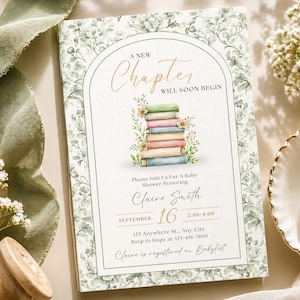 Könnte beinhalten: Eine rechteckige Einladungskarte für eine Babyparty mit einem salbeigrünen Blumenrand und einem Bogenrahmen. In der Mitte befindet sich ein Stapel bunter Bücher mit Blumen, der Text A NEW CHAPTER WILL SOON BEGIN und die Veranstaltungsdetails.