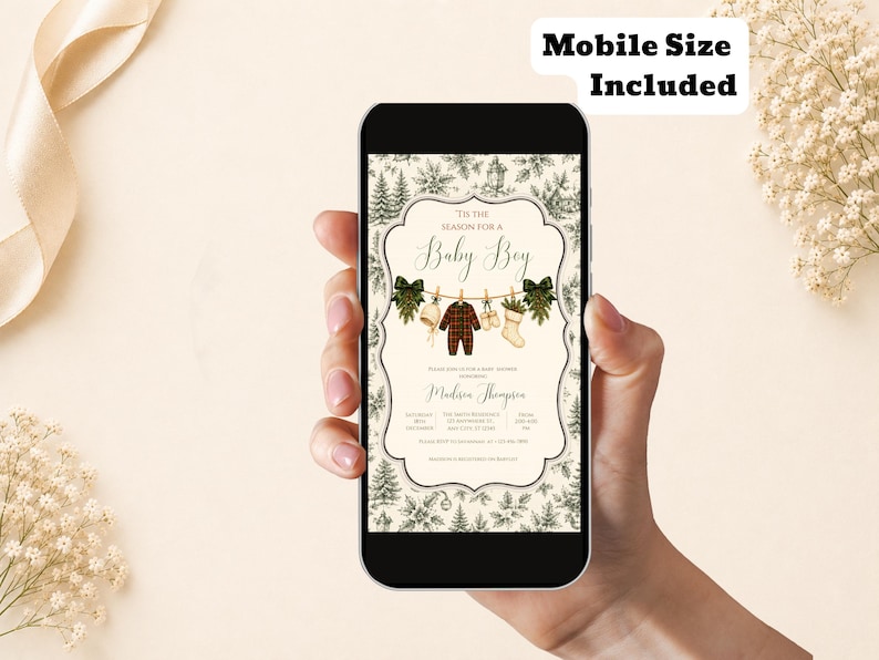 K&ouml;nnte beinhalten: Eine digitale Babyparty-Einladung auf einem Smartphone-Bildschirm mit cremefarbenem Hintergrund und einem dunkelgr&uuml;nen Tannenbaummuster. Der Text lautet 'Tis the season for a baby boy' mit Illustrationen von Babykleidung an einer Leine.