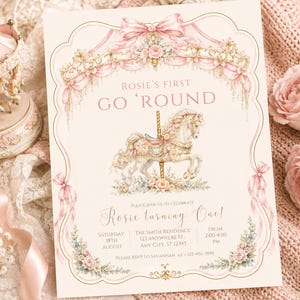 Può includere: Un biglietto d'invito rettangolare con un'illustrazione di un cavallo da giostra, nastri rosa e accenti floreali. Il testo recita: ROSIE'S FIRST GO 'ROUND, PLEASE JOIN US TO CELEBRATE, Rosie turning One!, SATURDAY 18TH AUGUST, THE SMITH RESIDENCE, 123 ANYWHERE ST., ANY CITY, ST 12345, FROM 2:00-4:00 PM, PLEASE RSVP TO SAVANNAH AT +123-456-7890.
