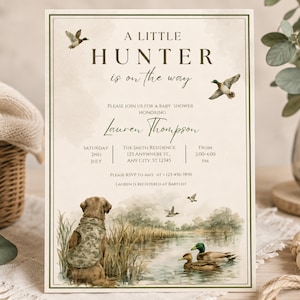 Könnte beinhalten: Eine rechteckige Einladungskarte für eine Babyparty mit einer Aquarellillustration eines Hundes in einer Tarnweste, der Enten auf einem Teich betrachtet. Der Text lautet A LITTLE HUNTER is on the way, Lauren Thompson und Veranstaltungsdetails.