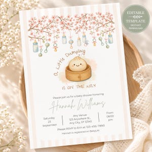Könnte beinhalten: Babyparty-Einladung mit einer Illustration eines Knödels in einem Bambusdämpfer, mit dem Text "a Little Dumpling is on the Way". Die Einladung enthält Details zur Veranstaltung, wie Datum, Uhrzeit und Ort.