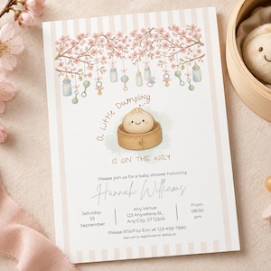 Könnte beinhalten: Eine Babyparty-Einladungskarte mit einer Aquarellillustration eines lächelnden Dumplings in einem Bambusdämpfer, umgeben von hängenden Babyflaschen und Rasseln unter Kirschblütenzweigen, mit dem Text A Little Dumpling Is On The Way.