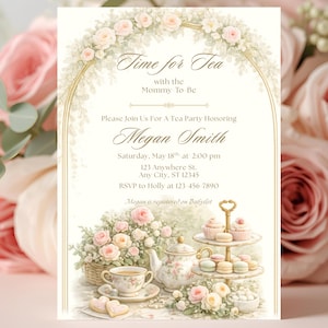Pode incluir: Um convite em estilo vintage para uma festa de chá, com decorações florais e elementos de festa de chá. O design inclui um arco floral, uma cesta de flores, uma chaleira, uma chávena de chá e um suporte de sobremesa em camadas. O texto diz "Time for Tea".