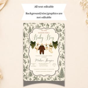 K&ouml;nnte beinhalten: Eine rechteckige Babyparty-Einladungskarte mit cremefarbenem Hintergrund und einem dunkelgr&uuml;nen botanischen Muster aus Tannen und Stechpalmen. In der Mitte h&auml;ngt eine W&auml;scheleine mit einem karierten Strampler, F&auml;ustlingen und einem Strumpf sowie dem Text 'Tis the season for a baby boy'.
