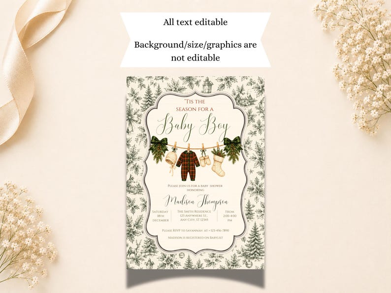 K&ouml;nnte beinhalten: Eine rechteckige Babyparty-Einladungskarte mit cremefarbenem Hintergrund und einem dunkelgr&uuml;nen botanischen Muster aus Tannen und Stechpalmen. In der Mitte h&auml;ngt eine W&auml;scheleine mit einem karierten Strampler, F&auml;ustlingen und einem Strumpf sowie dem Text 'Tis the season for a baby boy'.