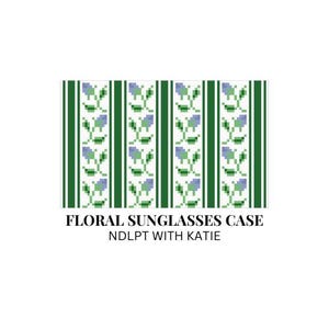 以下が含まれることがあります： 白い背景に花柄のサングラスケース。ケースには、緑の縦縞と青と緑の花柄のデザインの列が繰り返されるパターンがあります。「FLORAL SUNGLASSES CASE」と「NDLPT WITH KATIE」の文字が下に印刷されています。