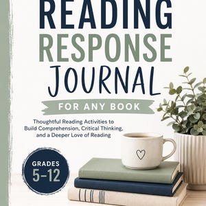 Può includere: Un diario di lettura per qualsiasi libro, classi 5-12, con una pila di tre libri sormontata da una tazza maculata con un'icona a forma di cuore. La copertina include il testo: Reading Response Journal for any book, Thoughtful Reading Activities to Build Comprehension, Critical Thinking, and a Deeper Love of Reading, Grades 5-12, Name, e School Year.