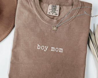 Camiseta Comfort Colors Boy Mom Graphic Tee, de algodón teñido en prenda, para mamás de niños.