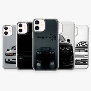 Può includere: Una collezione di cinque custodie per telefono con disegni di auto. Le custodie mostrano diverse angolazioni e stili di un'auto, tra cui una custodia nera con il logo SRT e una vista frontale di un'auto. Le custodie sono in vari colori, tra cui nero, bianco e grigio.