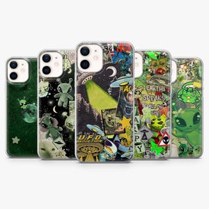 Op de afbeelding: Vijf telefoonhoesjes met buitenaardse thema's. De hoesjes tonen illustraties van groene aliens, UFO's en de tekst "UFO Abduction" en "The Earth Speaks to All of Us". De hoesjes hebben een heldere, glanzende afwerking.