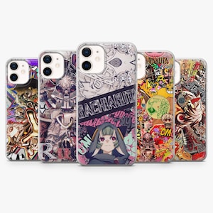 Op de afbeelding: Vijf telefoonhoesjes met unieke ontwerpen. De hoesjes hebben kleurrijke, artistieke graphics met anime-achtige karakters, tekst en abstracte patronen. De hoesjes zijn gemaakt van helder plastic en hebben een glanzende afwerking.