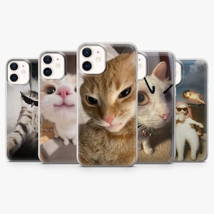 Puede incluir: Una colección de cinco fundas transparentes para teléfono, cada una con una imagen diferente de gato. Los gatos tienen varias expresiones, incluyendo un selfie, una sonrisa y una cara de mal humor. Las fundas están diseñadas para un smartphone.