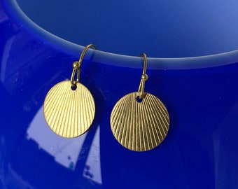 Earrings round shell