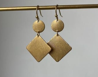 Earrings shell, the round and the square