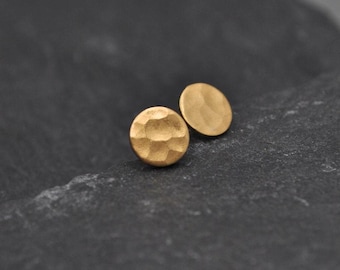 Orecchini a bottone Mira, piccoli orecchini a bottone in oro, orecchini rotondi martellati, piccoli orecchini a bottone per il secondo foro dell'orecchio, regalo perfetto per la tua ragazza
