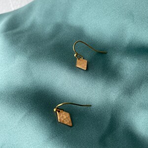 Hammered diamond earrings image 4