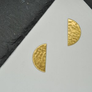 Ear studs semicircle, hammered