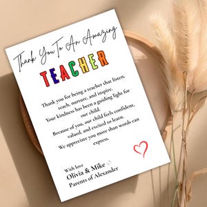 Puede incluir: Una tarjeta blanca con el texto "Thank You To An Amazing TEACHER" en letras negras y coloridas. La tarjeta incluye un mensaje de agradecimiento, un corazón rojo y los nombres "Olivia & Mike, Padres de Alexander."