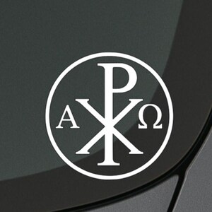 Peut inclure: Autocollant circulaire blanc représentant le symbole Chi Rho, un symbole chrétien composé des deux premières lettres du mot grec pour Christ. Les lettres Alpha et Oméga sont également incluses.