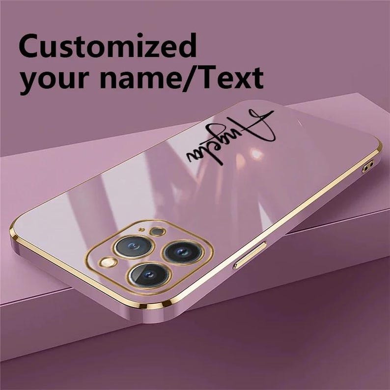 Puede incluir: Una funda de tel&eacute;fono rosa con un borde dorado y el nombre "Angela" en escritura negra. La funda tiene un acabado brillante y presenta un m&oacute;dulo de c&aacute;mara con tres lentes. El texto en la parte superior dice "Customized your name/Text".