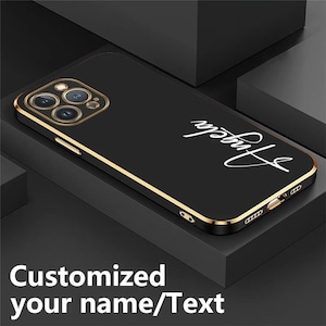 Puede incluir: Funda de tel&eacute;fono negra con ribete dorado y el nombre "Angela" en escritura blanca. La funda tiene un recorte para la c&aacute;mara y las palabras "Customized your name/Text" en la parte inferior.