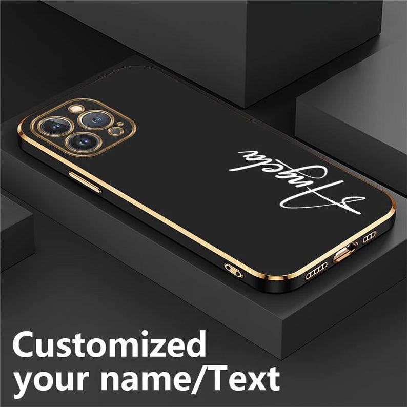 Puede incluir: Funda de tel&eacute;fono negra con ribete dorado y el nombre "Angela" en escritura blanca. La funda tiene un recorte para la c&aacute;mara y las palabras "Customized your name/Text" en la parte inferior.