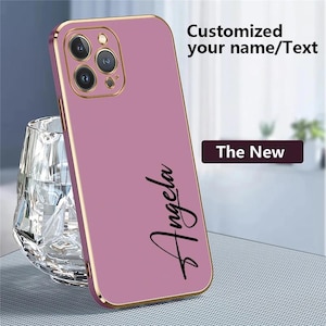 Puede incluir: Funda de tel&eacute;fono m&oacute;vil malva con marco dorado. La funda tiene el nombre "Angela" en fuente negra. Tambi&eacute;n se ve el texto "Customized your name/Text" y "The New".