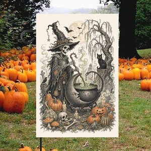 Könnte beinhalten: Eine rechteckige Gartenflagge mit einer detaillierten Illustration eines Skeletts in Hexenhut und Umhang, das in einem halbmondförmigen Kessel rührt. Die Szene zeigt eine schwarze Katze, einen Vollmond, Kürbisse, Totenköpfe und eine Trauerweide.