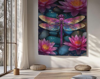 Tapiz ligero estampado de libélulas y flores de loto, vibrantes tonos rosas, morados y azules para colgar en la pared, decoración espiritual para sala de meditación zen.