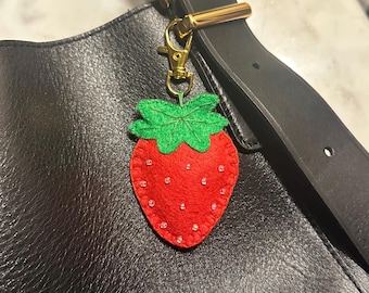 Ciondolo per borsa a forma di fragola con perline, portachiavi a forma di fragola con perline, ornamento a forma di fragola con perline