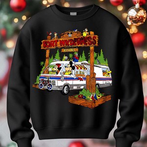 K&ouml;nnte beinhalten: Schwarzes Sweatshirt mit einer farbenfrohen Grafik eines wei&szlig;en Transporters mit Mickey und Minnie Mouse, die durch ein Holzschild fahren, auf dem "Fort Wilderness Resort" steht. Der Transporter hat einen roten und blauen Streifen.