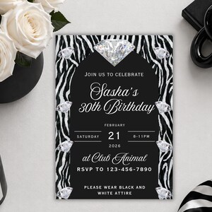 Op de afbeelding: Zwart-witte uitnodiging met zebraprint rand, diamant accenten en tekst. De uitnodiging luidt "Sasha's 30e verjaardag" met datum, tijd en RSVP-informatie. Een zwarte kaars en witte rozen op de achtergrond.